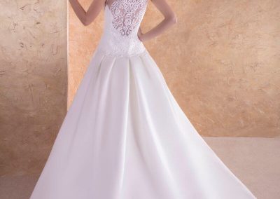 Der Beginn einer Liebe in Weiß: Stilvolle Brautkleid-Anproben, die Herzen erobern.